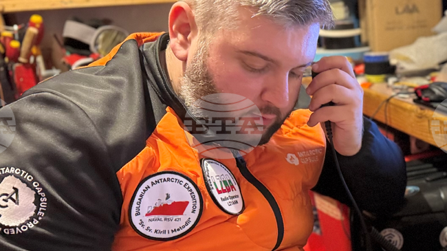 Българската антарктическа база осъществява радиовръзки с радиолюбители от цял свят с инициала LZ0A
