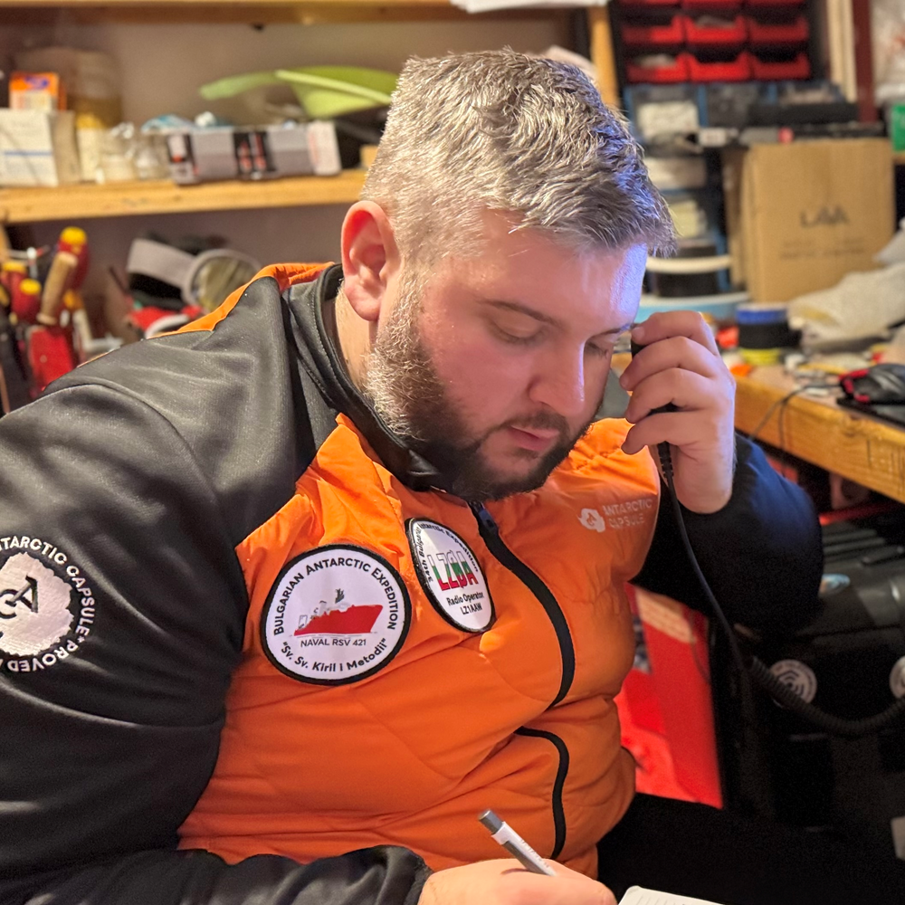 Българската антарктическа база осъществява радиовръзки с радиолюбители от цял свят с инициала LZ0A