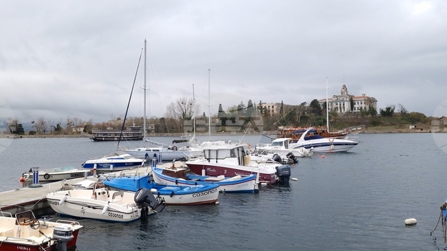 Корабът "Магелан", който извършваше туристически разходки в района на Созопол, се е разбил край остров "Св. св. Кирик и Юлита"