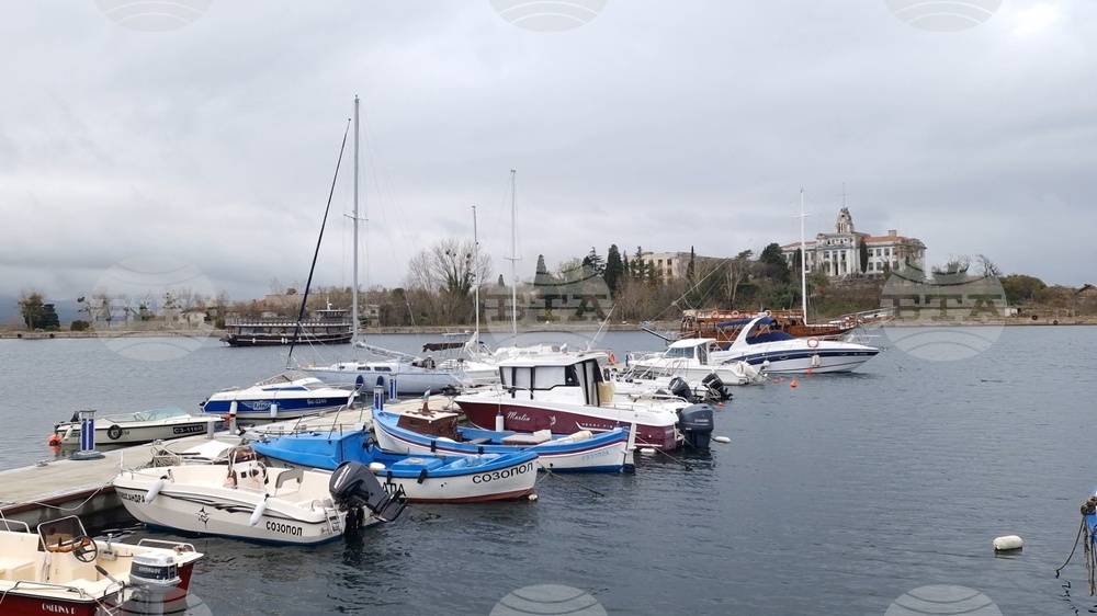 Корабът "Магелан", който извършваше туристически разходки в района на Созопол, се е разбил край остров "Св. св. Кирик и Юлита"