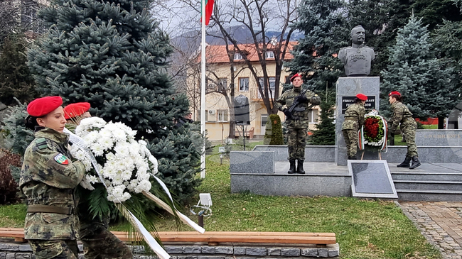 С тържествен военен ритуал в Сопот бяха отбелязани 166 г. от рождението на ген.-лейтенант Георги Вазов