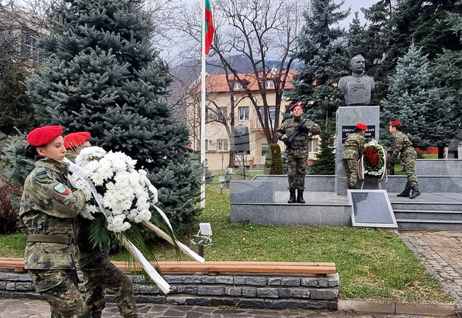 С тържествен военен ритуал в Сопот бяха отбелязани 166 г. от рождението на ген.-лейтенант Георги Вазов