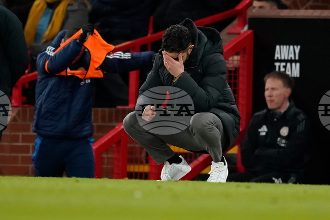 Експериментите в Манчестър Юнайтед трябва да спрат, категоричен е Гари Невил