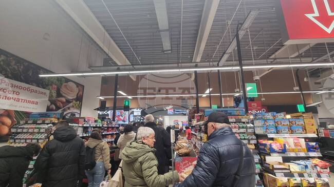 В първия работен ден на 2026 година голяма част от плащанията в брой в магазините в Стара Загора се извършват в лева