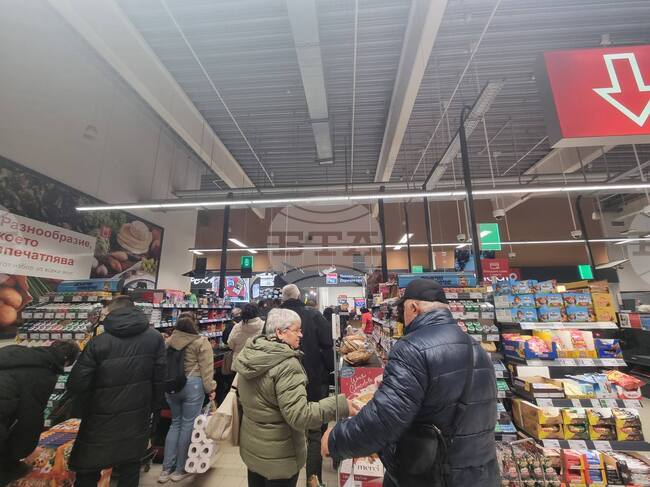 В първия работен ден на 2026 година голяма част от плащанията в брой в магазините в Стара Загора се извършват в лева