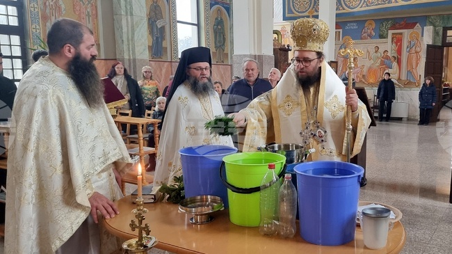 Вечерня с Василиева литургия и Велик водосвет отслужи Видинският митрополит Пахомий в храма „Свети Дух“ в Монтана 