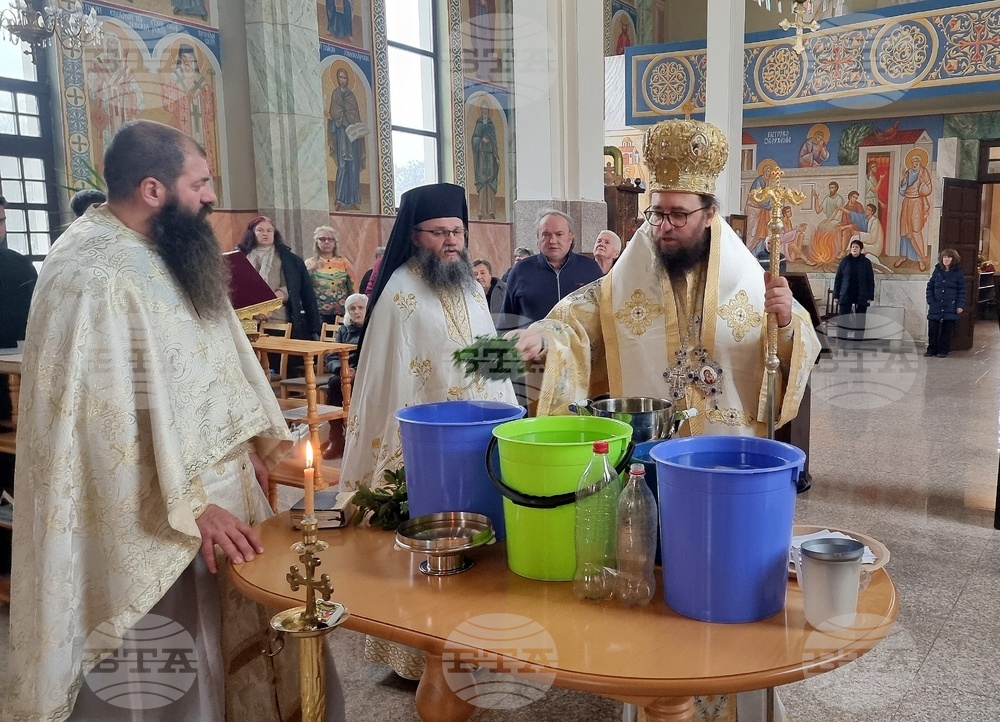 Вечерня с Василиева литургия и Велик водосвет отслужи Видинският митрополит Пахомий в храма „Свети Дух“ в Монтана 