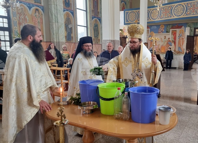 Вечерня с Василиева литургия и Велик водосвет отслужи Видинският митрополит Пахомий в храма „Свети Дух“ в Монтана 