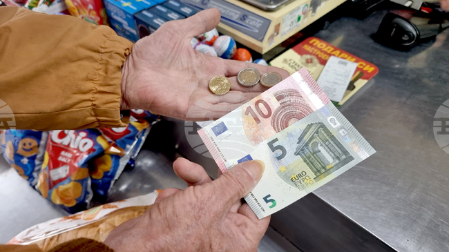 Промяната от лева в евро се приема с притеснение от всички, независимо от възрастта, каза кметът на плевенското село Ясен Мариана Иванова