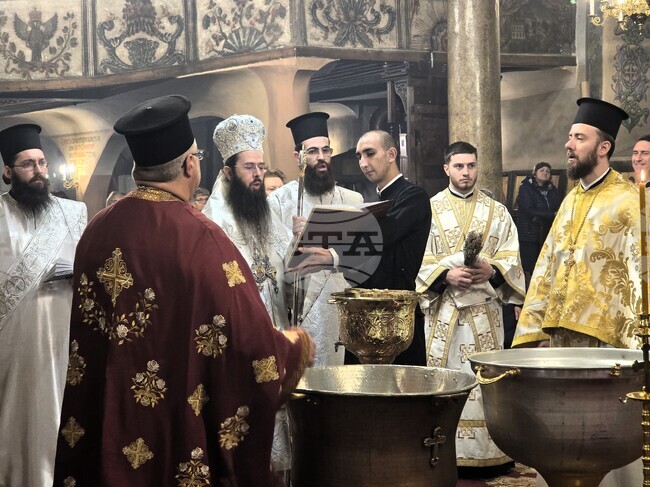 Богоявление е празник на Божието присъствие и на обновлението на човека, каза Сливенският митрополит Арсений в навечерието на празника