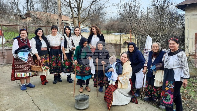 Българки от Извоареле в Румъния пресъздадоха обичая Бабинден