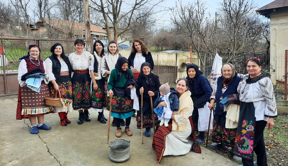 Българки от Извоареле в Румъния пресъздадоха обичая Бабинден