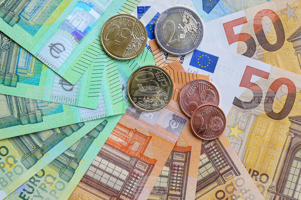 Обмяната в евро в банките се извършва без лимит, за суми над 30 000 лева се изисква предварителна заявка, съобщи АББ