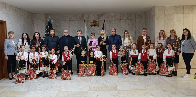 Община Шумен: Децата от ДГ „Пчелица“ поздравиха ръководството на Община Шумен за Новата година