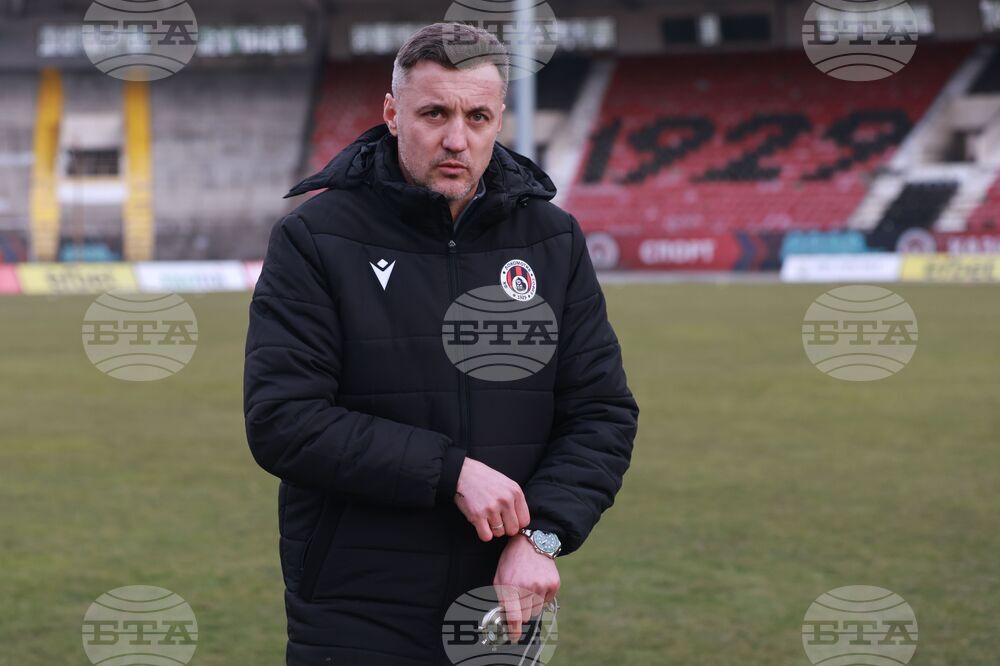 Лудогорец има по-класните футболисти, а ние направихме тактически грешки, каза треньорът на Локомотив (София) Станислав Генчев