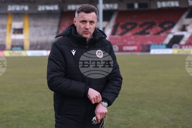 Лудогорец има по-класните футболисти, а ние направихме тактически грешки, каза треньорът на Локомотив (София) Станислав Генчев