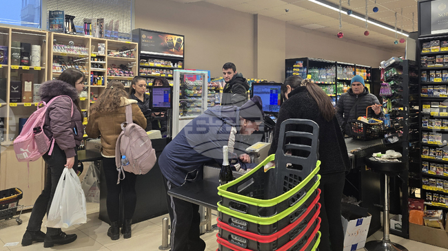 Жителите на Свищов пазаруват с банкноти в евро и лева