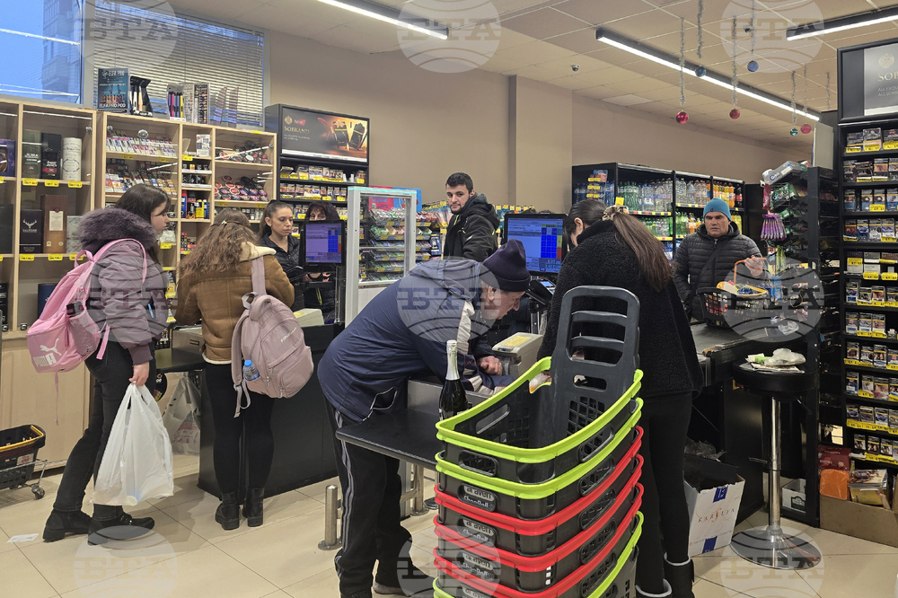 Жителите на Свищов пазаруват с банкноти в евро и лева