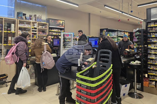 Жителите на Свищов пазаруват с банкноти в евро и лева