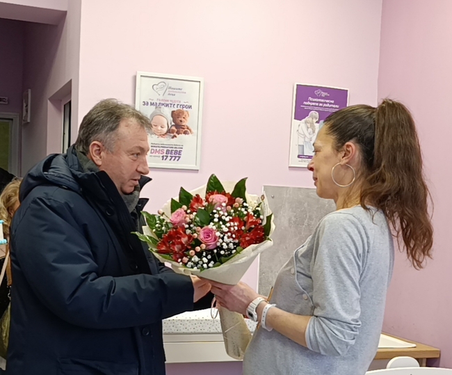Община Шумен: Кметът поздрави лично първата родилка за новата 2026 г. в Шумен