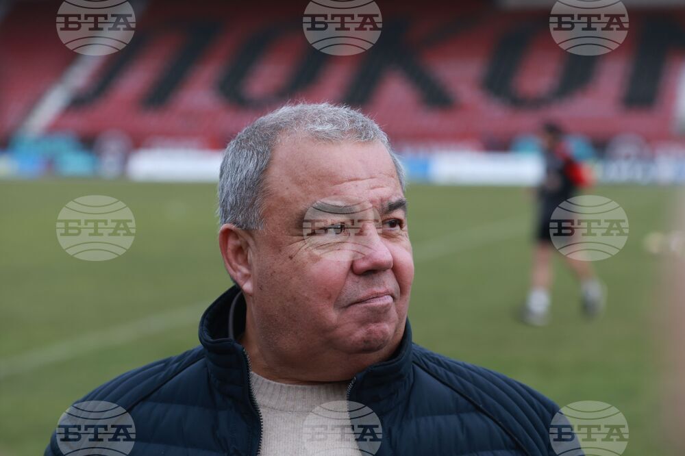 Място сред първите осем в efbet Лига е задължителна цел, заяви президентът на Локомотив (София) Веселин Стоянов