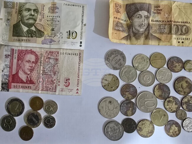 Читалището в ловешкото село Йоглав прибави към колекцията си от стари български монети, датиращи от последния век, и сегашните левове 