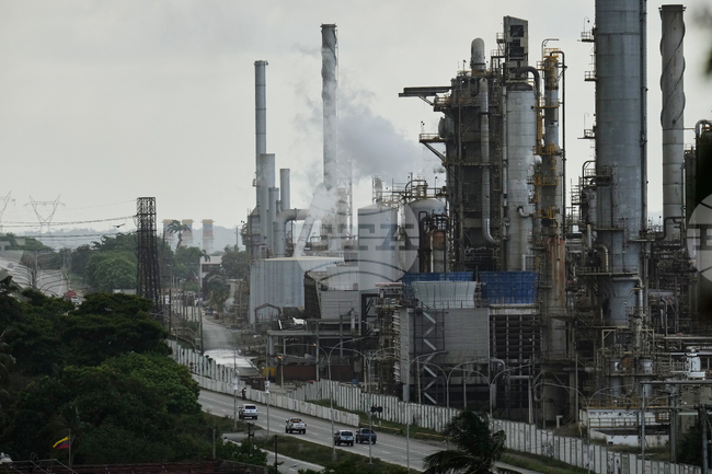 Планът на Доналд Тръмп да завземе и съживи петролната индустрия на Венецуела е изправен пред предизвикателства, пише АП