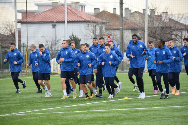 Четири нови попълнения на първата тренировка на втородивизионния Черноморец (Бургас)