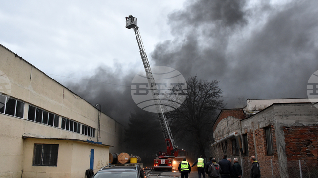 Склад за соларни панели се запали в Хасково