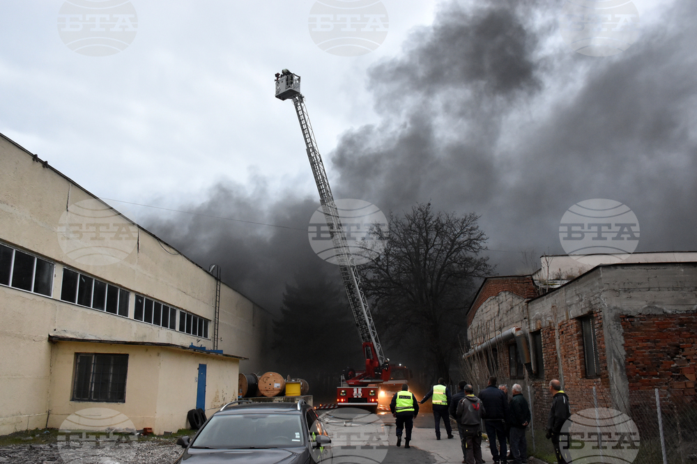 Склад за соларни панели се запали в Хасково