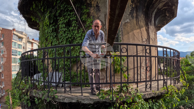 Художникът Минà Минов се връща към детството с изложбата Life-specific