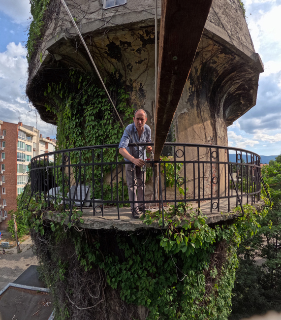 Художникът Минà Минов се връща към детството с изложбата Life-specific