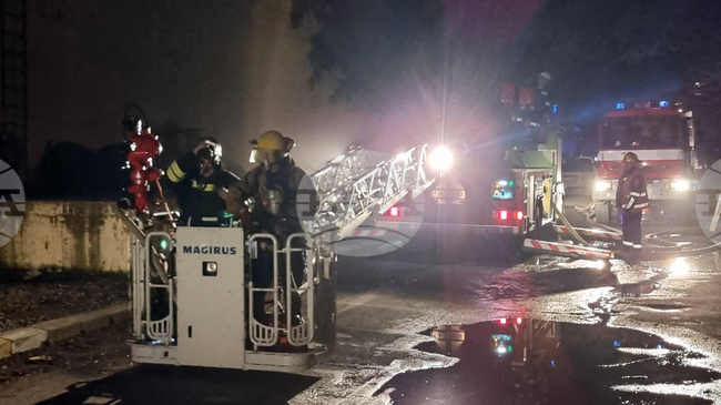 Овладян е пожарът в склад за соларни панели в Хасково