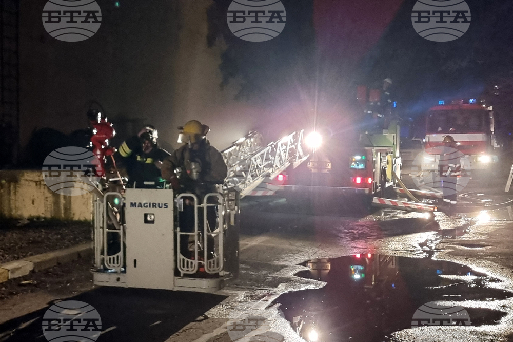По 100 инвертора, соларни батерии и фотоволтаични панели са изгорели при пожара в склад в Хасково, съобщиха от пожарната 