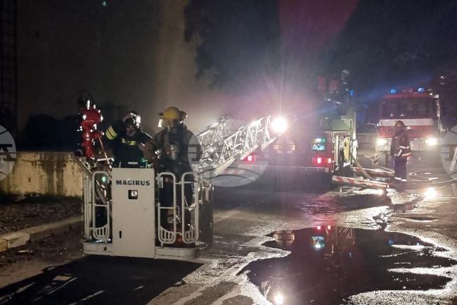 По 100 инвертора, соларни батерии и фотоволтаични панели са изгорели при пожара в склад в Хасково, съобщиха от пожарната 