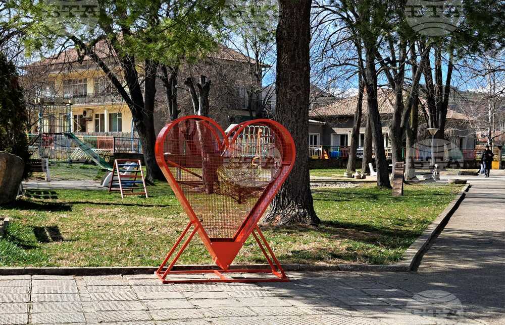 Метални "сърца" за събиране на пластмасови капачки бяха поставени в казанлъшките села Розово и Горно Изворово