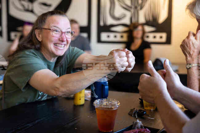 Кафене в Орегон, което приема поръчки на жестов език, се превърна в притегателен център за общността на глухите в САЩ