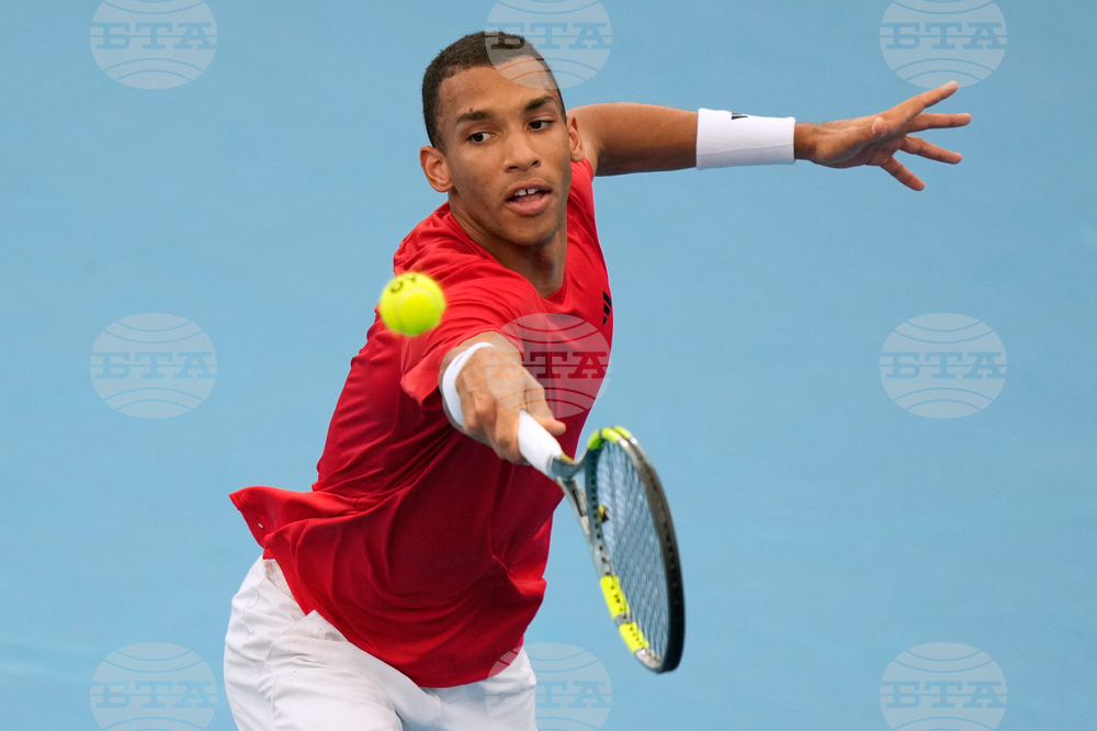 Феликс Оже-Алиасим направи 16 аса за два сета и отстрани Станислас Вавринка на турнира по тенис в Монпелие