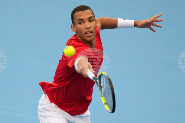 Феликс Оже-Алиасим направи 16 аса за два сета и отстрани Станислас Вавринка на турнира по тенис в Монпелие