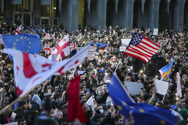 Протестиращи отново се събраха в грузинската столица Тбилиси след ожесточените сблъсъци с полицията снощи