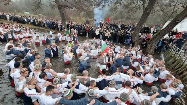 Стотици мъже и тази година се включиха в традиционното мъжко хоро на Богоявление в студените води на река Тунджа в Калофер