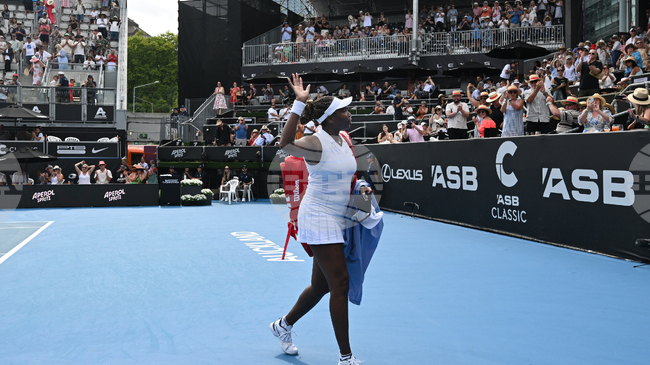 Винъс Уилямс се бори, но отпадна в първия кръг на турнира по тенис в Окланд