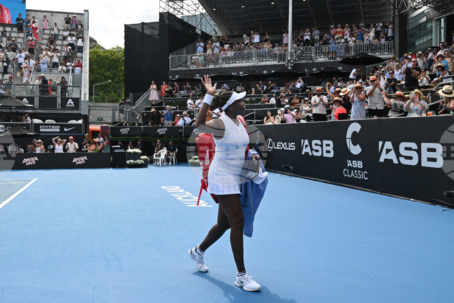 Винъс Уилямс се бори, но отпадна в първия кръг на турнира по тенис в Окланд