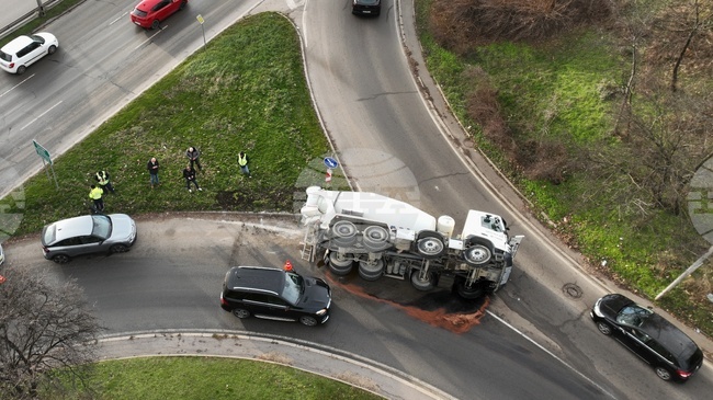 Бетоновоз се обърна в София, няма пострадали