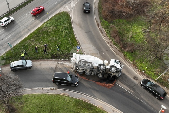 Бетоновоз се обърна в София, няма пострадали