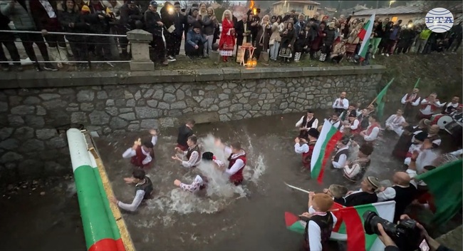 За десета поредна година в Шипка първи "спасиха" богоявленския кръст