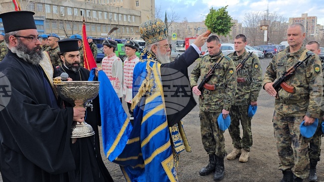 Пловдивският митрополит Николай освети воинските знамена в Кърджали