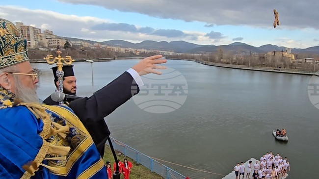 В Кърджали хвърлиха кръста два пъти - в река Арда и в отоплен басейн за деца