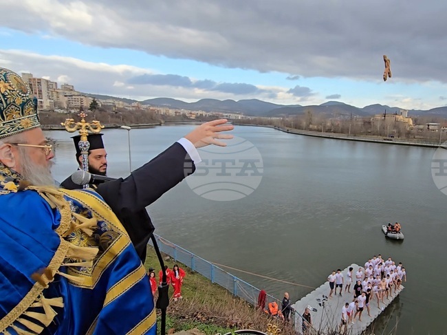 В Кърджали хвърлиха кръста два пъти - в река Арда и в отоплен басейн за деца
