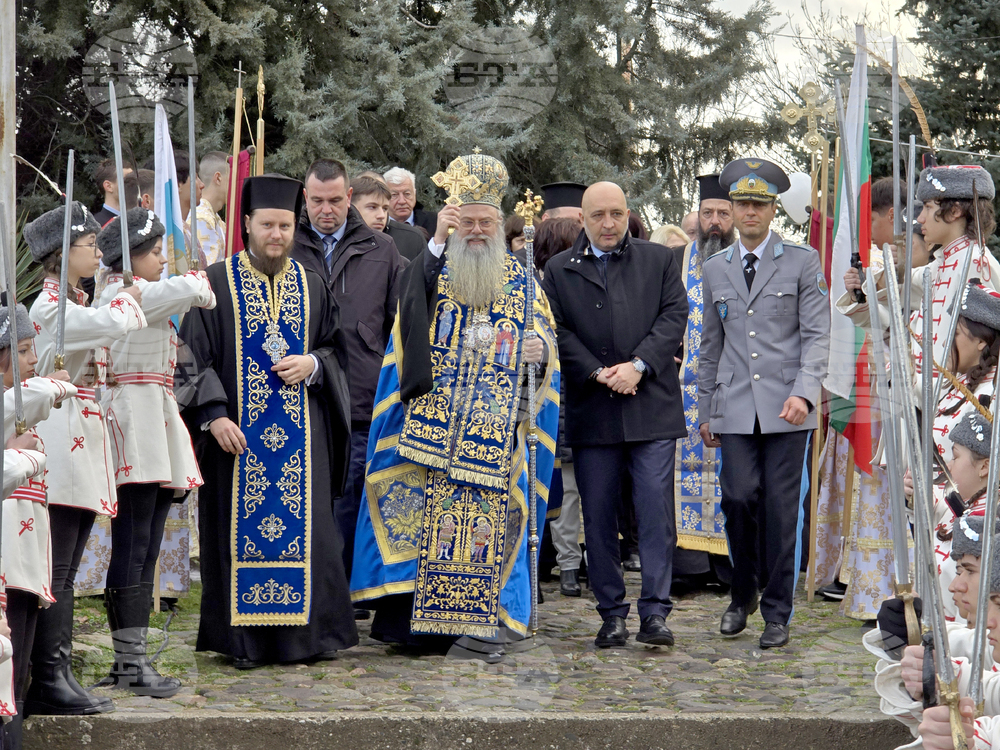 Кърджали - митрополит Николай - воински знамена - освещаване